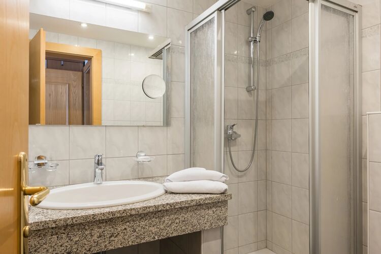 Hotel Badezimmer Dusche Naturhotel C Adlaca