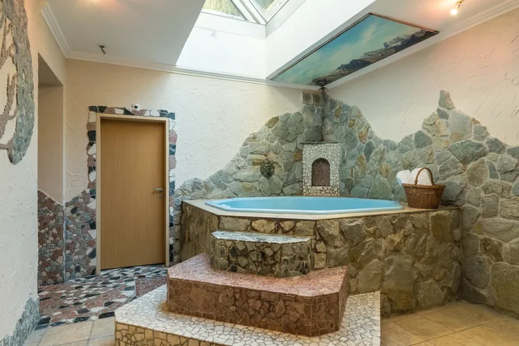 Wellnessbereich Jacuzzi Naturhotel Adlaca - Hotel See Paznauntal