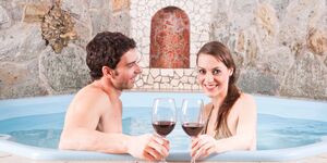 Wellnessbereich mit Innenpool und Bergblick im Hotel Alpenkönigin Paznauntal