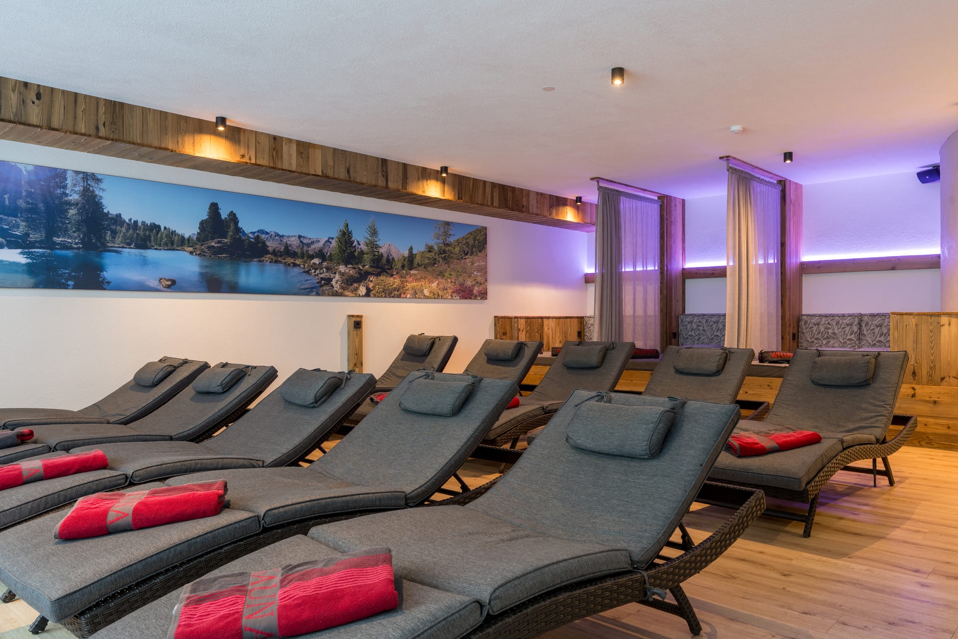 Ruheraum mit Liegen im Wellnessbereich des Hotel Alpenkönigin