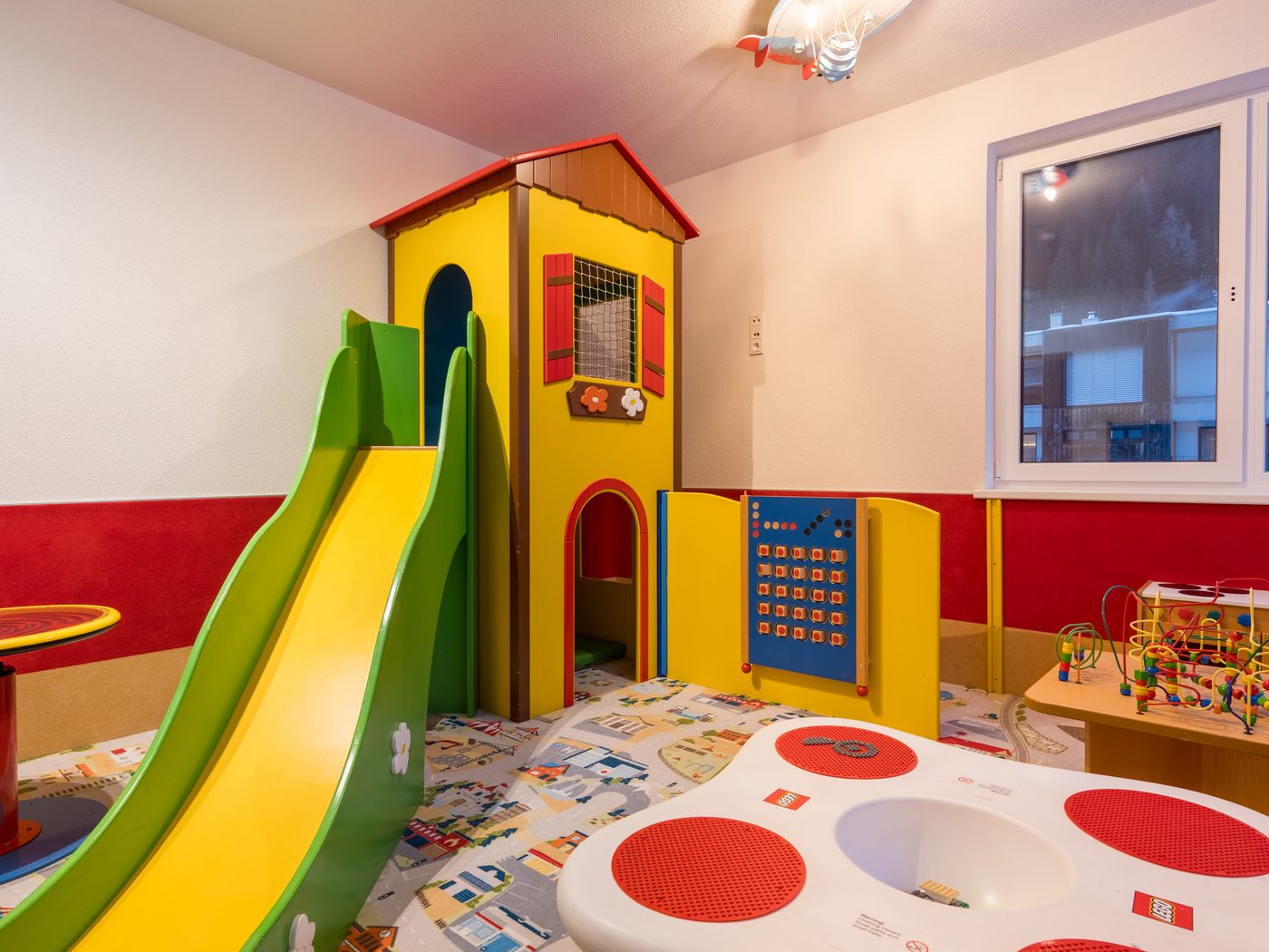 Kinderspielzimmer im Hotel Alpenkönigin mit Rutsche