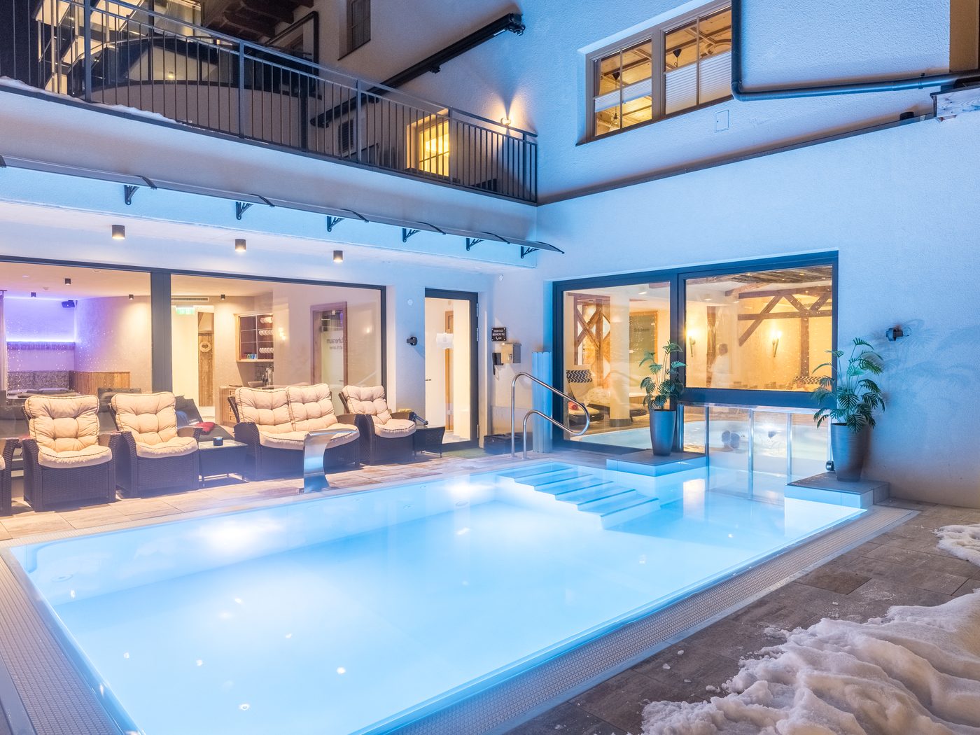 Beheizter Außenpool und Lounge im Hotel Alpenkönigin am Abend